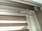 室内上部は、ビスで固定しています。 四周は、アルミサッシにぴったりくっついています。 室内上部は、ビスで固定しています。 四周は、アルミサッシにぴったりくっついています。