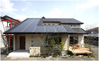 太陽光エコ住宅 1階と2階を大屋根で覆い、太陽光パネルの...