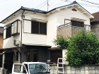 ヒビ割れと汚れが目立つ外壁…ヒビ補修と塗装工事を行いました!駐輪スペースの波板もキレイに! ヒビ割れと汚れが目立つ外壁…ヒビ補修と塗装工事を行いました!駐輪スペースの波板もキレイに!