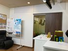 待合と診察室の間に仕切りを…ポイントは「上吊り式引き戸」で限られたスペースを有効活用! 待合と診察室の間に仕切りを…ポイントは「上吊り式引き戸」で限られたスペースを有効活用!