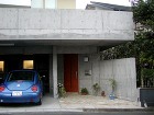 神奈川県川崎市 地下室付事務所併用住宅 ... 左は事務所。右が住宅入口
