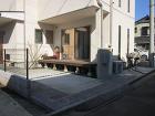 違った仕上げで立体感をつけた塗壁とコンクリート洗い出しがポイントのアプローチ 違った仕上げで立体感をつけた塗壁とコンクリート洗い出しがポイントのアプローチ