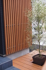 彩木で作る外構の事例 | MINOコラム 外壁に彩木ルーバーを取り付ける