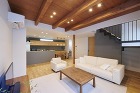 無垢床や天井の板張りが特徴的なリビングの画像 無垢床や天井の板張りが特徴的なリビングの画像