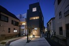 植栽と灯かりが情緒を生み出す夜の外観の画像 植栽と灯かりが情緒を生み出す夜の外観の画像