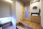すっきりとした形状で、素材の質感を魅せる玄関の画像 すっきりとした形状で、素材の質感を魅せる玄関の画像