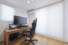 床などの木材と統一性をもたせた造作机の画像 床などの木材と統一性をもたせた造作机の画像