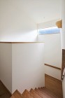 高窓から注ぎ込む陽光が空間をやわらかく包み込む階段の画像 高窓から注ぎ込む陽光が空間をやわらかく包み込む階段の画像