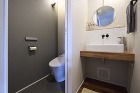 アクセサリーの質感を揃えた1階トイレの画像 アクセサリーの質感を揃えた1階トイレの画像