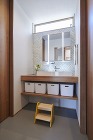 脱衣室と空間分けをした明るい洗面所の画像 脱衣室と空間分けをした明るい洗面所の画像