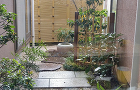 庭のデザインと施工事例 | 千葉県 東京... 建物同士の隙間を、人工竹垣や手水鉢が映え...