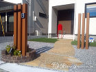 ポストの赤と人工芝の緑がアクセントのナチュラル外構 彦根市 ポストの赤と人工芝の緑がアクセントのナチュラル外構 彦根市