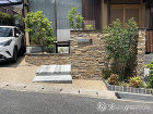 板石と六方石の飛石 | 京阪グリーン |... 天然石の格調ある門柱とアプローチ　草津市