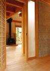 実例紹介　薪ストーブのある家（栃木県二宮... 薪ストーブのある家　廊下から薪ストーブ