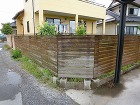館林市M様邸 既存のウッドフェンス。圧迫感とメンテナンスが課題。 館林市M様邸 既存のウッドフェンス。圧迫感とメンテナンスが課題。