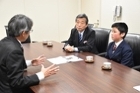 平野通永さん、立命館小学校・中学校・高等学校成山校長、近畿地方測量部飯田次長の写真 平野通永さん、立命館小学校・中学校・高等学校成山校長、近畿地方測量部飯田次長の写真
