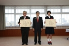 写真:左から沖野英樹さん、石井国土交通大臣、山口愛加さん 写真:左から沖野英樹さん、石井国土交通大臣、山口愛加さん