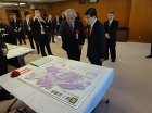 写真:石井国土交通大臣に作品の説明をする沖野さん 写真:石井国土交通大臣に作品の説明をする沖野さん