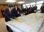 写真:石井国土交通大臣に作品の説明をする山口さん 写真:石井国土交通大臣に作品の説明をする山口さん
