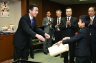 写真:受賞の様子(文部科学大臣賞) 写真:受賞の様子(文部科学大臣賞)