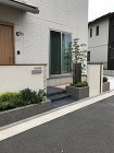 玄関への動線が左右にあるアプローチ 広島...