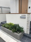 玄関への動線が左右にあるアプローチ 広島...