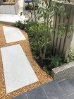 玄関への動線が左右にあるアプローチ 広島...
