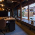 ワークスペース<br />
・縁側を介して、外に開かれたオープンな執務空間。オフィスワークでも、周辺の風景と変化と共に、時の流れを感じられる。 ワークスペース<br />
・縁側を介して、外に開かれたオープンな執務空間。オフィスワークでも、周辺の風景と変化と共に、時の流れを感じられる。