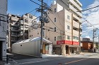 南西より見る。屋根・外壁はガルバリウム鋼板。