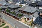 敷地北側は設計当初空地だったが、計画を進める間にミニ開発されて全て太陽光パネルの載った住宅になった。 敷地北側は設計当初空地だったが、計画を進める間にミニ開発されて全て太陽光パネルの載った住宅になった。