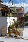 ２世帯を繋ぐ庭｜煙突のある三和木新築外構... 庭の目隠し