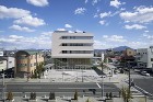庁舎正面 広場と庁舎を見る 庁舎正面 広場と庁舎を見る