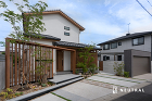三協アルミの汎用材で構成したファサード。建物と道路に対して平行ではなく斜めに配置する事で、サブの駐車場を停めやすくしています。更にデザイン的なアクセントとなり、デザインされた建築物だという事が一目で分かります。 三協アルミの汎用材で構成したファサード。建物と道路に対して平行ではなく斜めに配置する事で、サブの駐車場を停めやすくしています。更にデザイン的なアクセントとなり、デザインされた建築物だという事が一目で分かります。