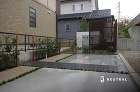 アプローチ兼駐車場の長さを逆に楽しむようなデザイン。 アプローチ兼駐車場の長さを逆に楽しむようなデザイン。