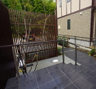 建物から道路を見たアングル。山採りのヤマモミジが季節を感じさせてくれます。 建物から道路を見たアングル。山採りのヤマモミジが季節を感じさせてくれます。