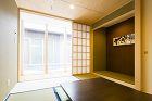 中庭があるコの字型の平屋 ： 札幌で新築... 和室から中庭を通してリビング方向を望む