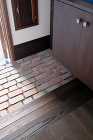 玄関土間のレンガ敷きと踏台と収納棚 玄関土間のレンガ敷きと踏台と収納棚