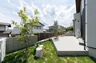 昼間のお庭の様子です芝生のお庭に出られる窓と同じ高さのタイルデッキはリビングの延長として活躍してくれます。明るく広々としたお庭です 昼間のお庭の様子です芝生のお庭に出られる窓と同じ高さのタイルデッキはリビングの延長として活躍してくれます。明るく広々としたお庭です