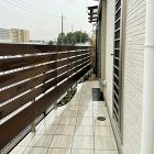 敷地いっぱいまで建物がある場合余白部分がお庭とも通路ともつかず歩きにくく使いきれないお庭になりがちですがタイルデッキにすれば全て有効利用することが出来ます 敷地いっぱいまで建物がある場合余白部分がお庭とも通路ともつかず歩きにくく使いきれないお庭になりがちですがタイルデッキにすれば全て有効利用することが出来ます