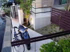 門の右手に自転車などの駐輪スペースを作りました。敷地の縁石の斜めのラインを使い三角形の余白を利用しています 門の右手に自転車などの駐輪スペースを作りました。敷地の縁石の斜めのラインを使い三角形の余白を利用しています