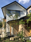 東京 小平の家 - 櫛田建築設計室　-自... 周囲に植えられた木々の枝葉は、室内に日々...