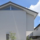 道路側は西面で日射を遮る閉鎖的な造りです<br>キッチンの高窓が妻面に現れています 道路側は西面で日射を遮る閉鎖的な造りです<br>キッチンの高窓が妻面に現れています