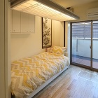 数カ月に及ぶ水墨画制作では制作途中のそのままに机が上昇し<br>寝室に早変わり 机の下面が照明となります 数カ月に及ぶ水墨画制作では制作途中のそのままに机が上昇し<br>寝室に早変わり 机の下面が照明となります