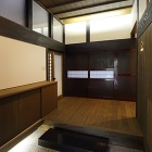 和室につながる正面の板戸は再利用したものです 左側の上部小壁は半透明の板です 和室につながる正面の板戸は再利用したものです 左側の上部小壁は半透明の板です