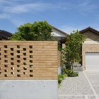 木村哲矢建築計画事務所 | 山陰の住まい 主庭の塀はレンガの透かし積みです