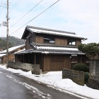 外壁を板張りとして落ち着いたたたずまいとしました 外壁を板張りとして落ち着いたたたずまいとしました