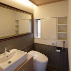 玄関の客用便所 鏡は従前のお住まいにありました姿見です 玄関の客用便所 鏡は従前のお住まいにありました姿見です