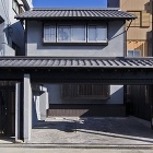 両側が建て込んだ細長い敷地に建っています 両側が建て込んだ細長い敷地に建っています