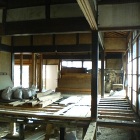 食堂台所との間仕切壁を撤去し 畳敷きの床をすべて高さを揃えた板張りと変えました 食堂台所との間仕切壁を撤去し 畳敷きの床をすべて高さを揃えた板張りと変えました