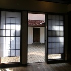 蔵につながるウッドデッキへの窓には摺り上げの内障子を設けています 蔵につながるウッドデッキへの窓には摺り上げの内障子を設けています